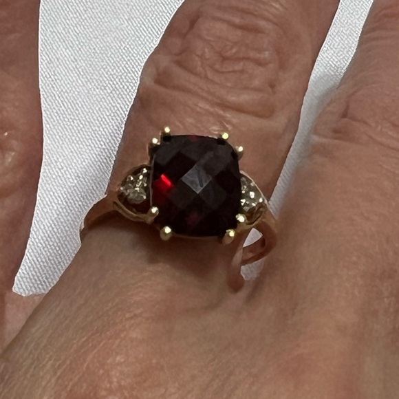 10K YELLOW GOLD GARNET AND DIAMOND RING - Picture 11 of 16